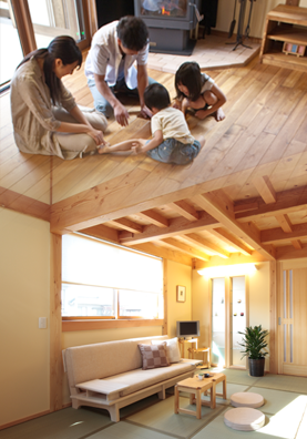 家族がくつろぐリビング